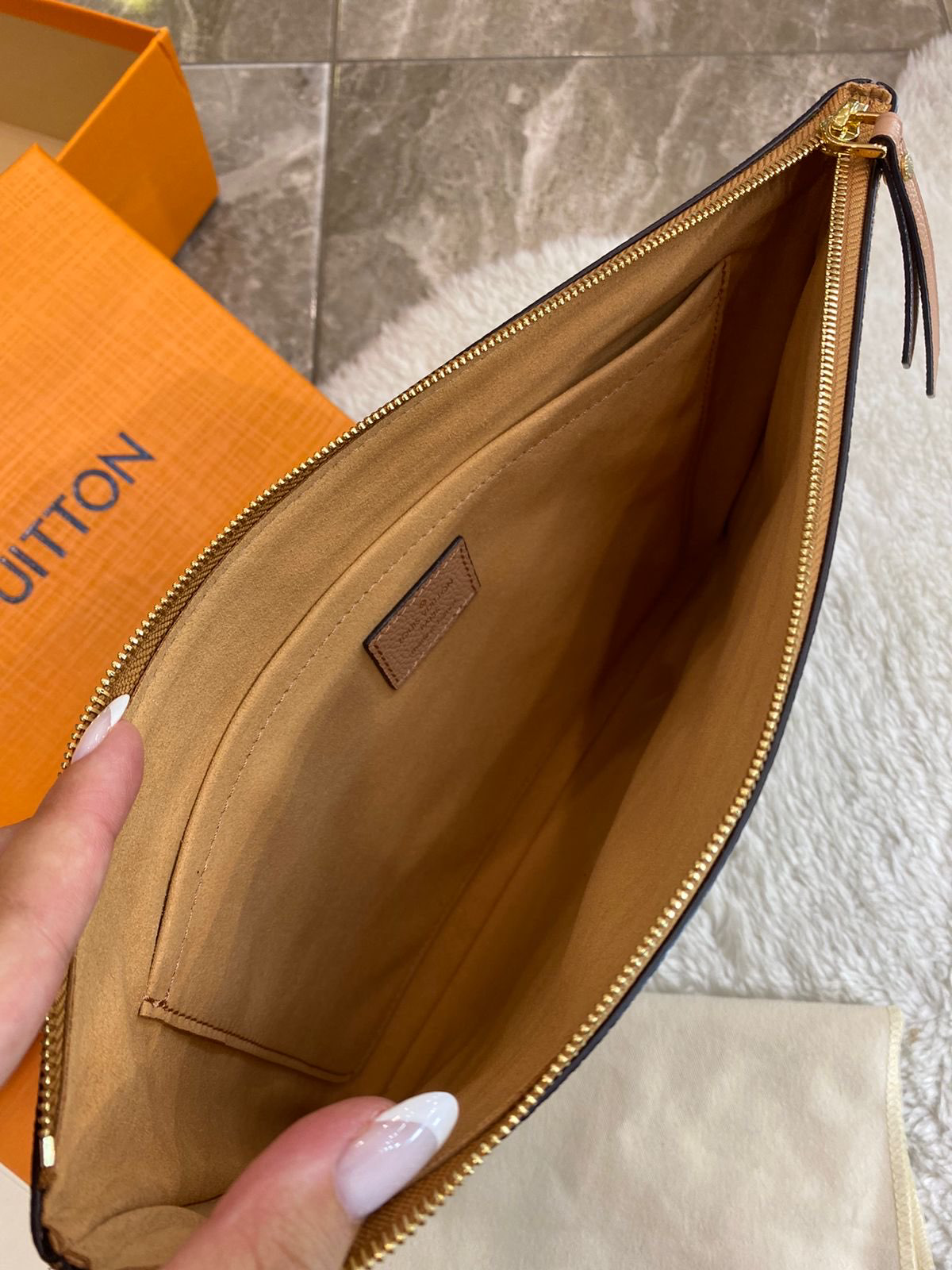 КЛАТЧ LOUIS VUITTON детальное фото