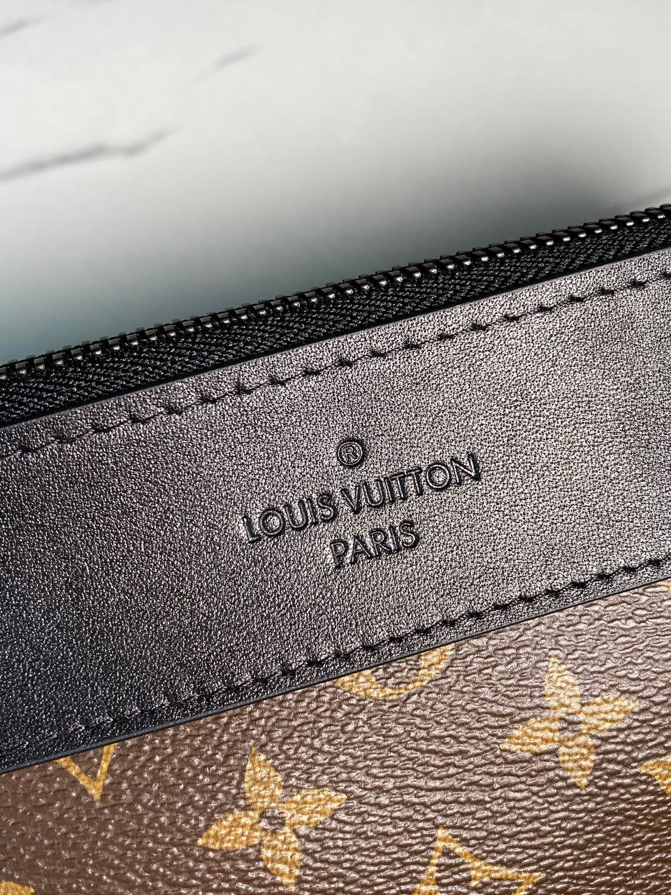 МУЖСКОЙ КЛАТЧ LOUIS VUITTON детальное фото