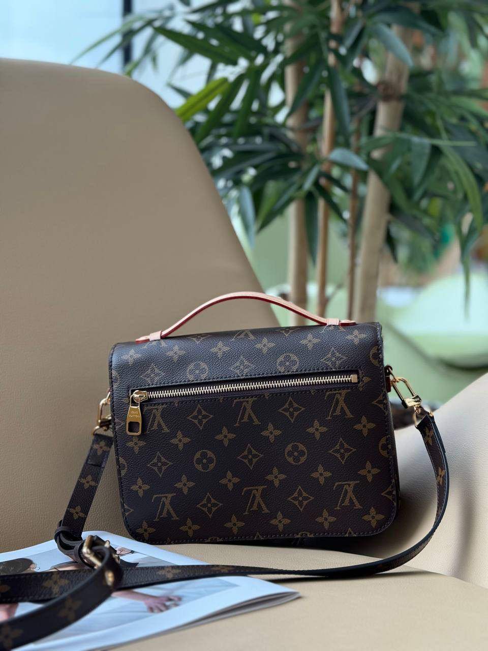 СУМКА LOUIS VUITTON POCHETTE METIS детальное фото