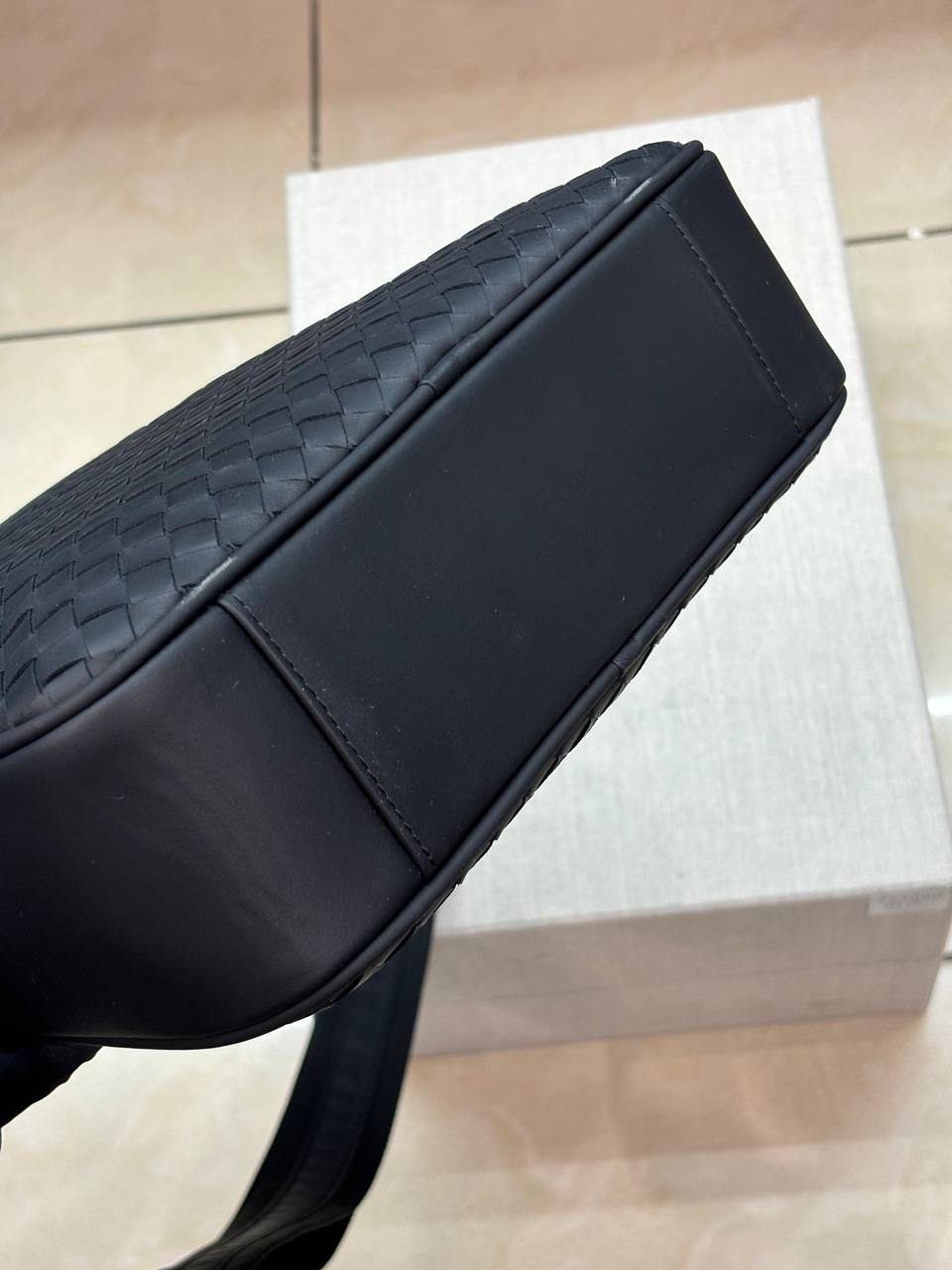 МУЖСКАЯ СУМКА МЕССЕНДЖЕР BOTTEGA VENETA детальное фото