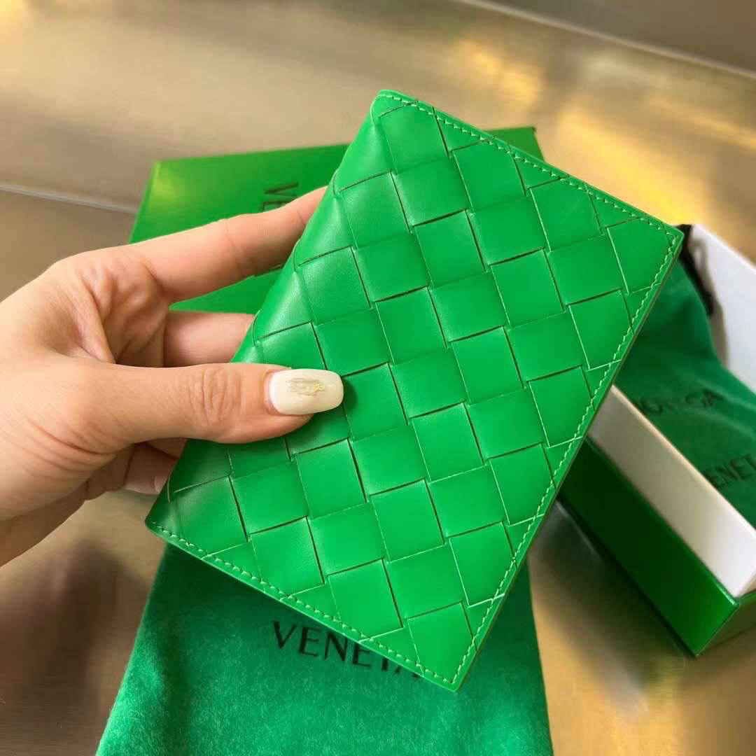 МУЖСКАЯ ОБЛОЖКА НА ПАСПОРТ BOTTEGA VENETA детальное фото
