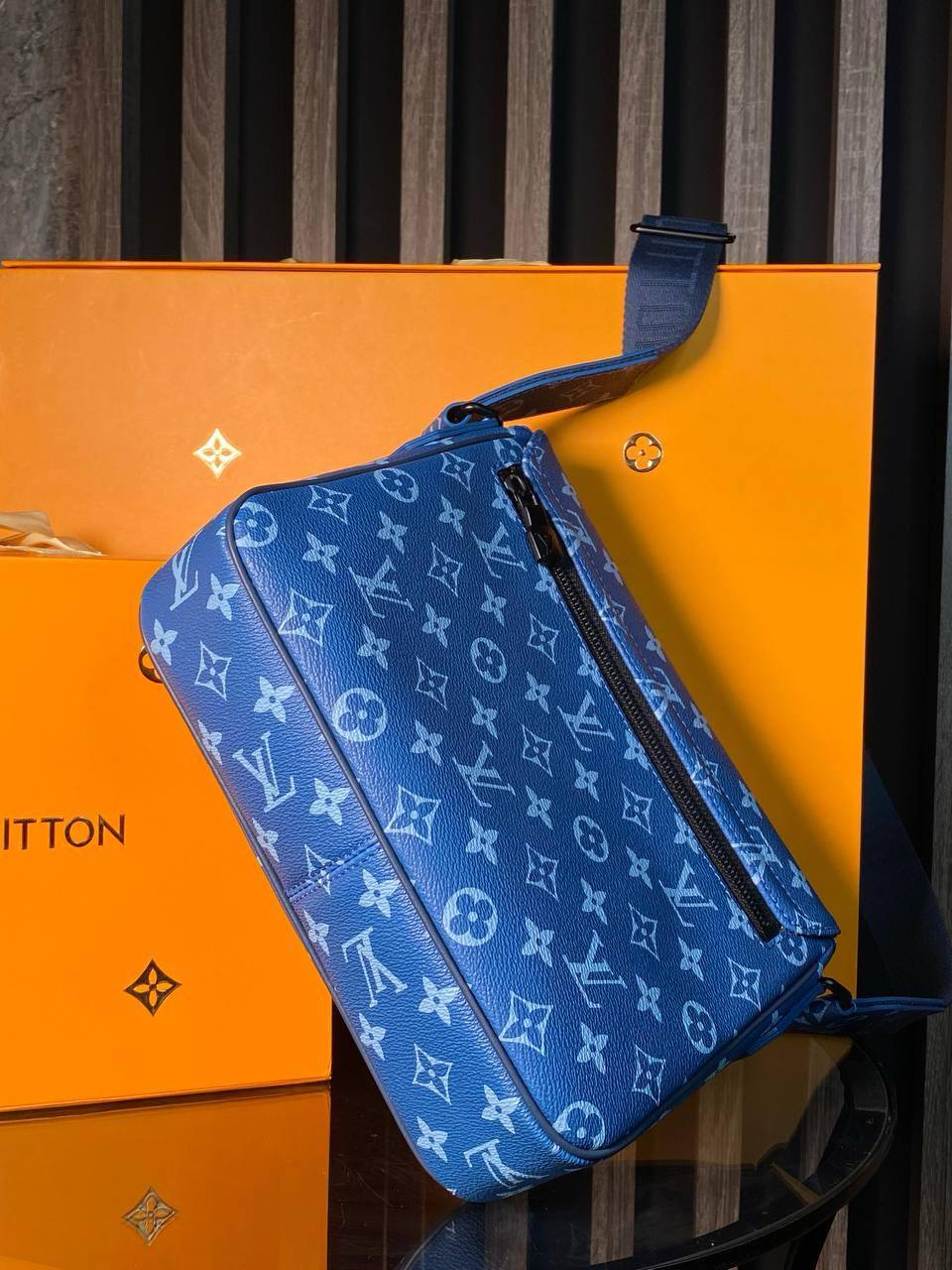 МУЖСКАЯ СУМКА МЕССЕНДЖЕР LOUIS VUITTON детальное фото