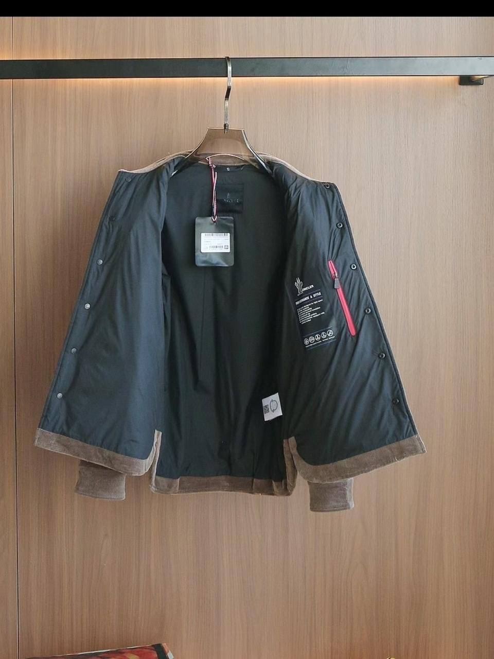 МУЖСКАЯ КУРТКА MONCLER детальное фото