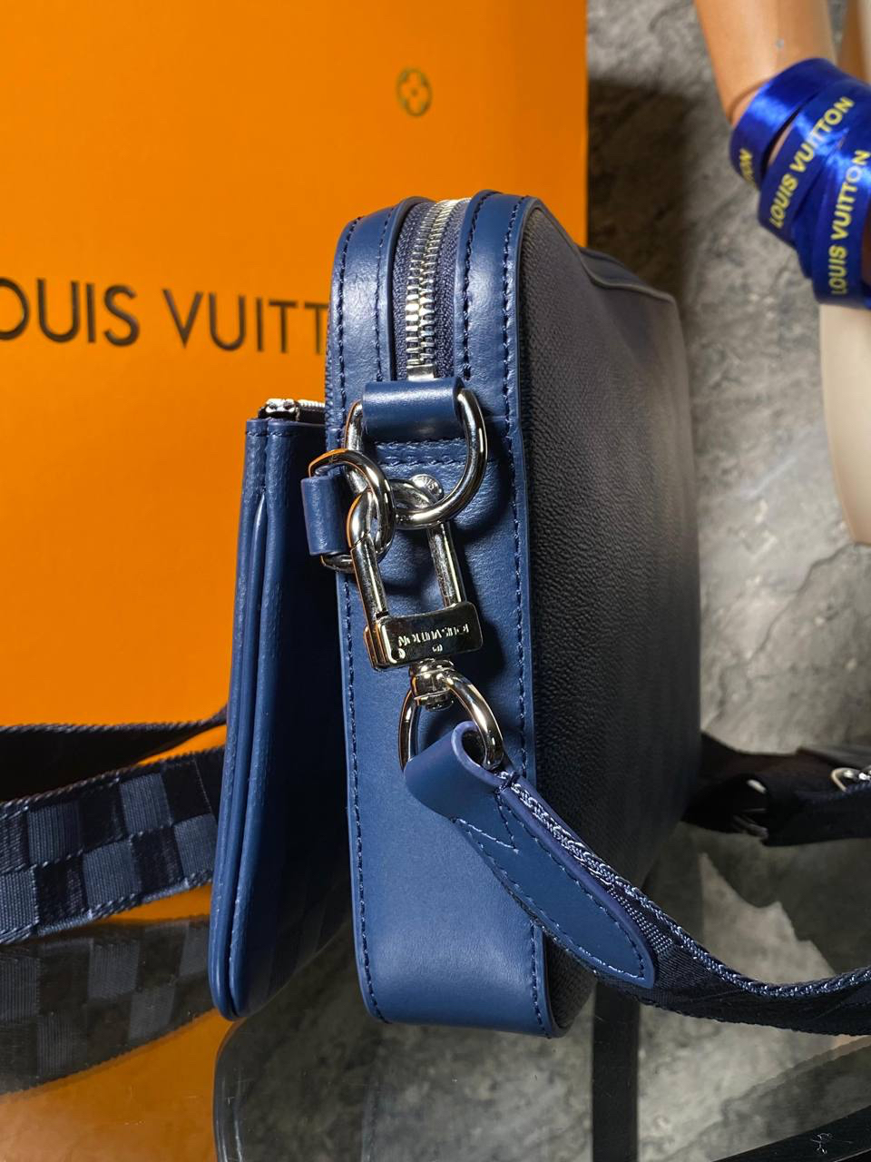 МУЖСКАЯ СУМКА МЕССЕНДЖЕР LOUIS VUITTON детальное фото