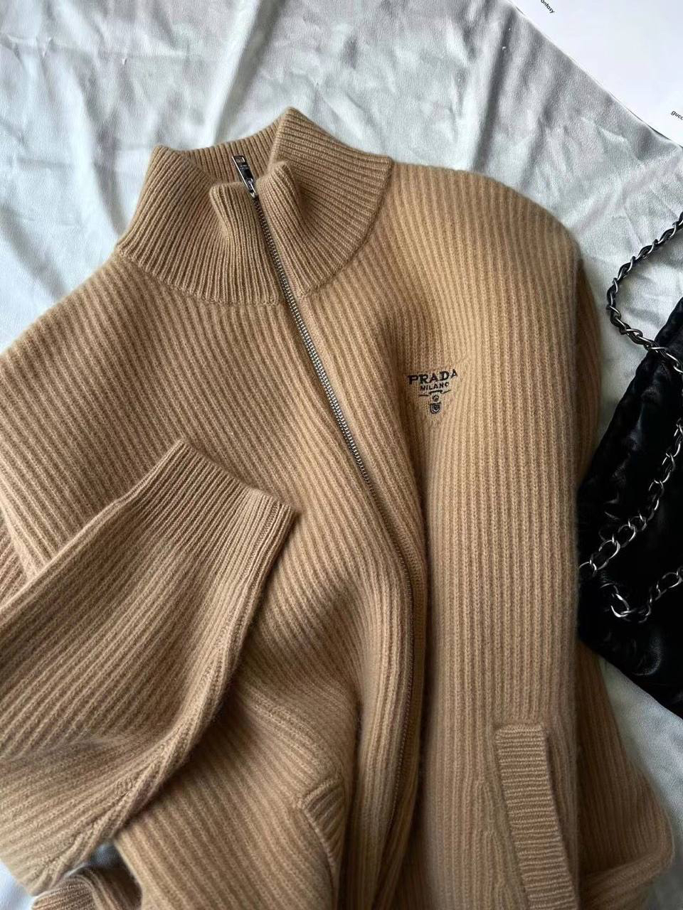 КОФТА PRADA детальное фото