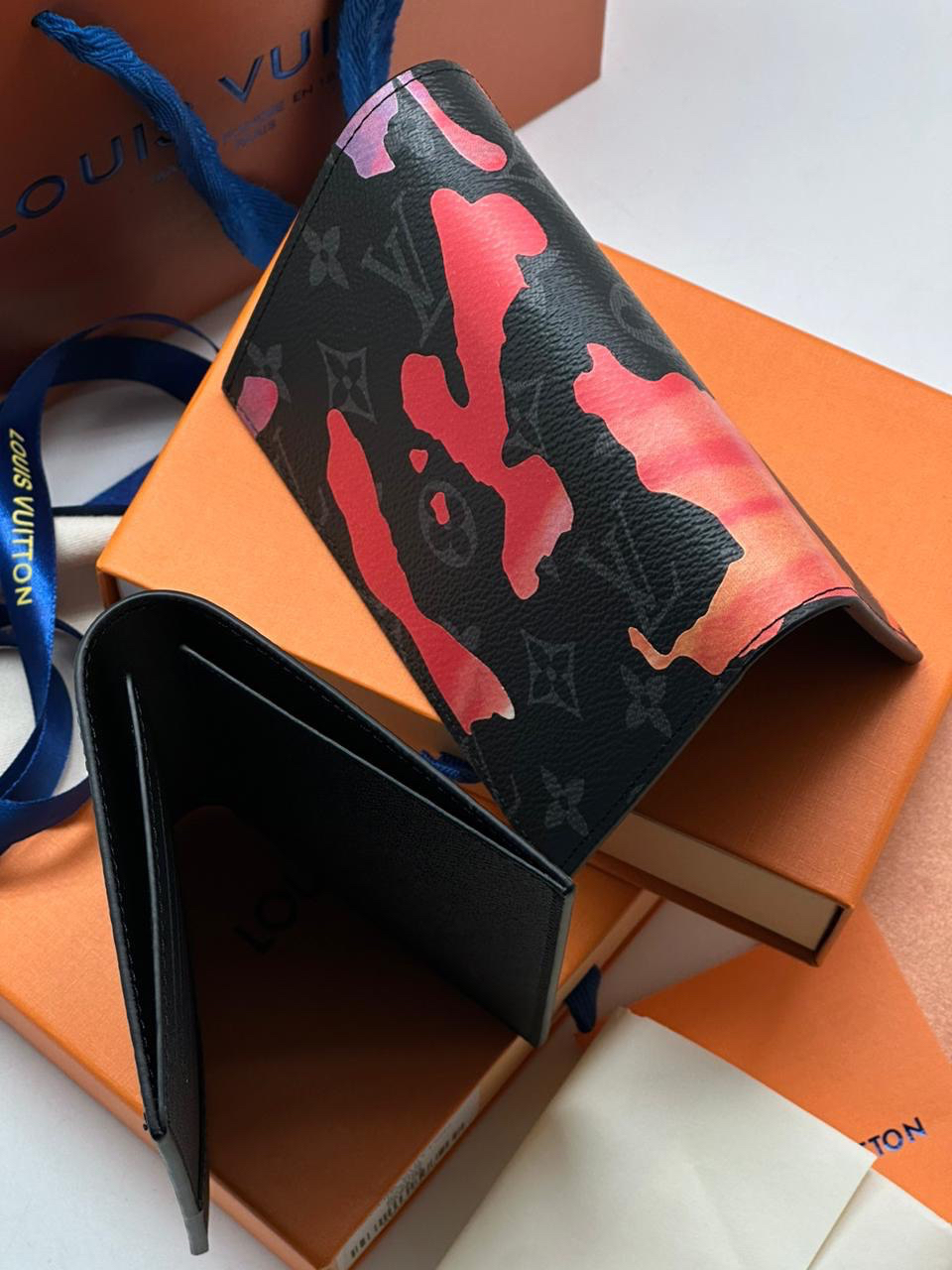 МУЖСКАЯ ОБЛОЖКА НА ПАСПОРТ LOUIS VUITTON детальное фото