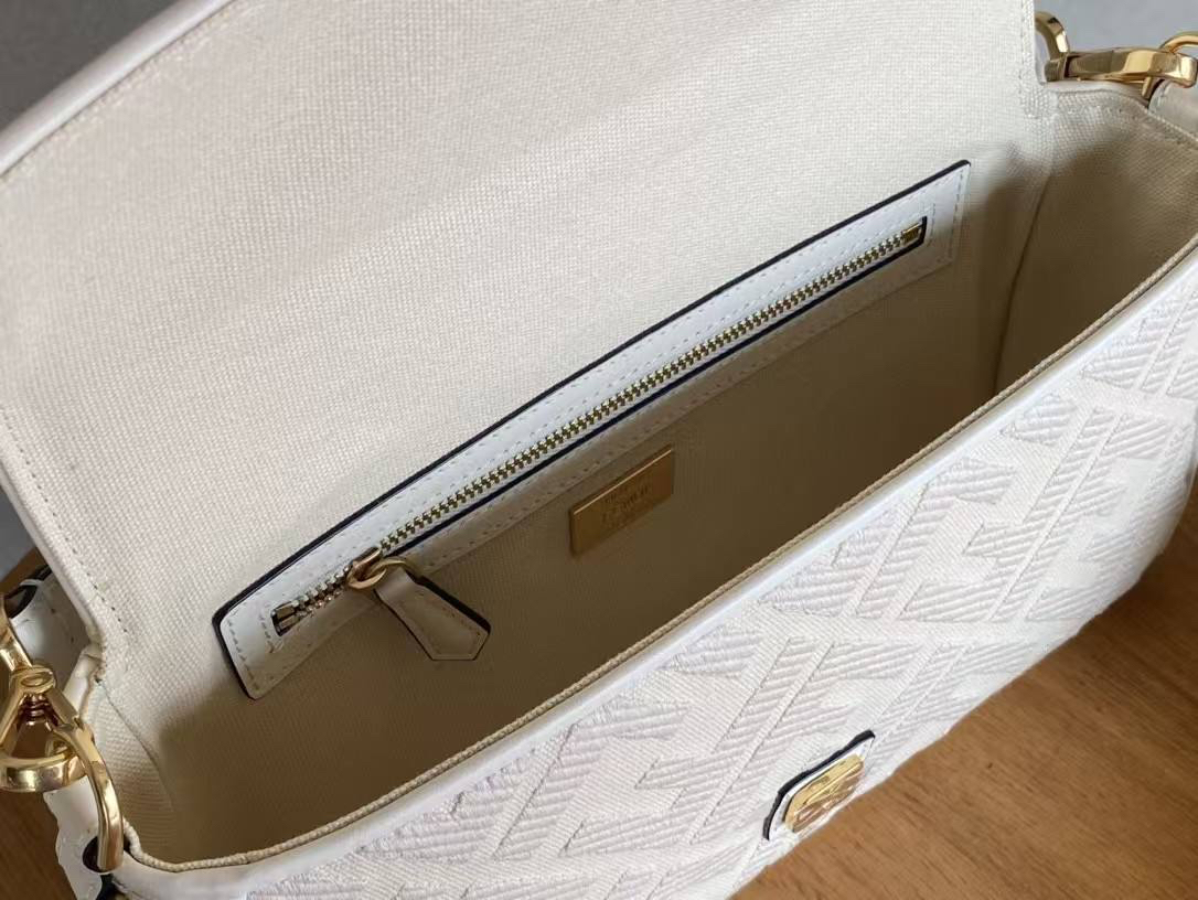 СУМКА FENDI BAGUETTE детальное фото
