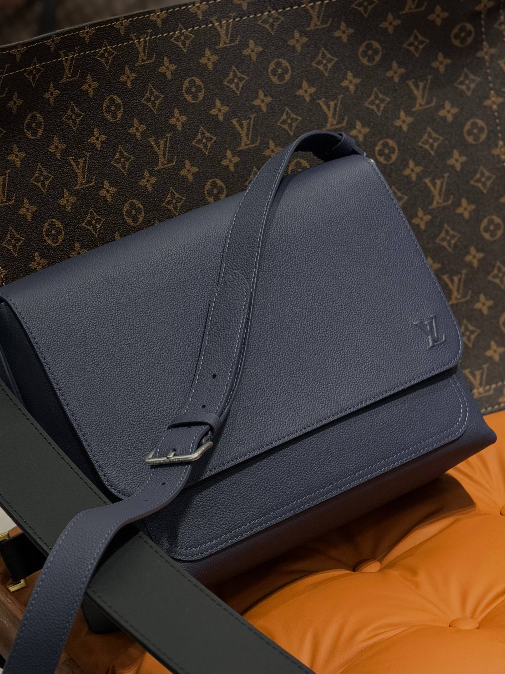 МУЖСКАЯ СУМКА МЕССЕНДЖЕР LOUIS VUITTON детальное фото