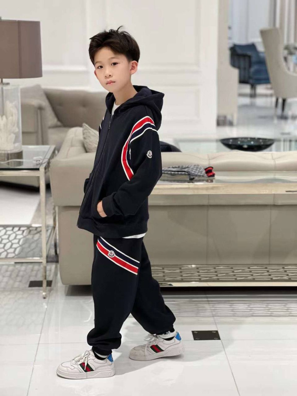 ДЕТСКИЙ КОСТЮМ MONCLER в интернет магазине Люкс Мск ДЕТСКИЙ КОСТЮМ MONCLER фото