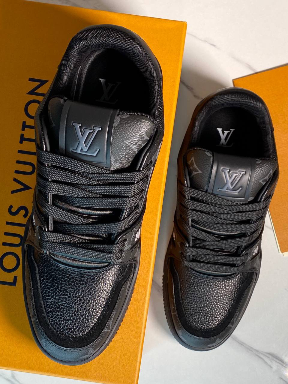 МУЖСКИЕ КРОССОВКИ LOUIS VUITTON детальное фото