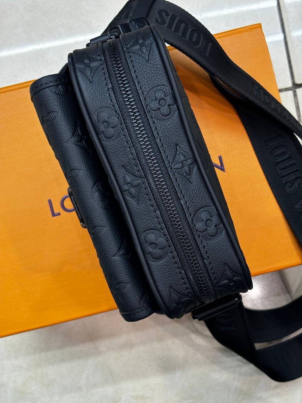 МУЖСКАЯ СУМКА МЕССЕНДЖЕР LOUIS VUITTON детальное фото