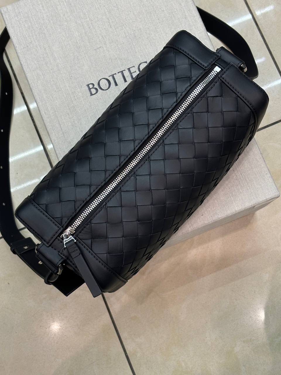 МУЖСКАЯ СУМКА МЕССЕНДЖЕР BOTTEGA VENETA детальное фото