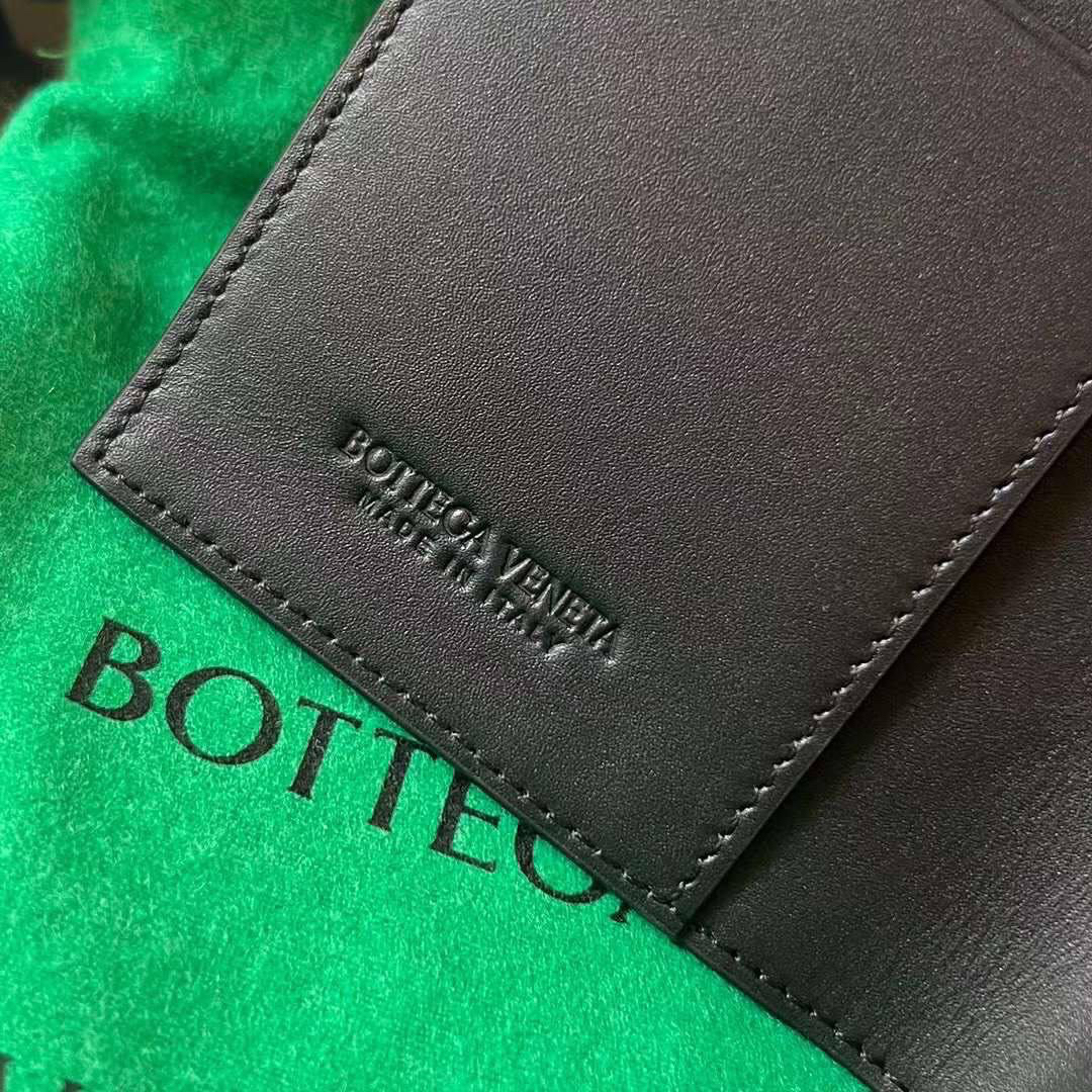 МУЖСКАЯ ОБЛОЖКА НА ПАСПОРТ BOTTEGA VENETA детальное фото
