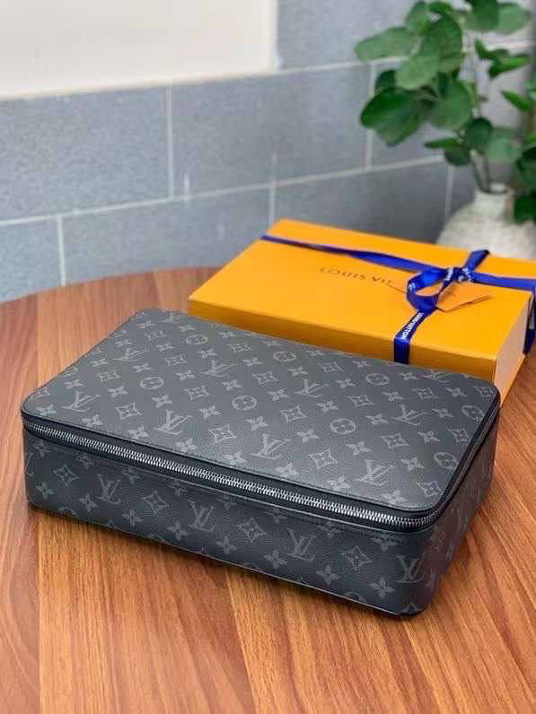 МУЖСКОЙ НЕСЕССЕР КОСМЕТИЧКА LOUIS VUITTON детальное фото