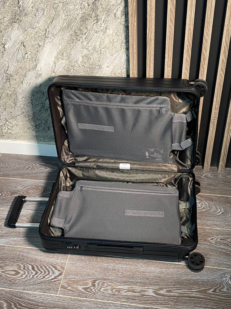 ЧЕМОДАН RIMOWA детальное фото