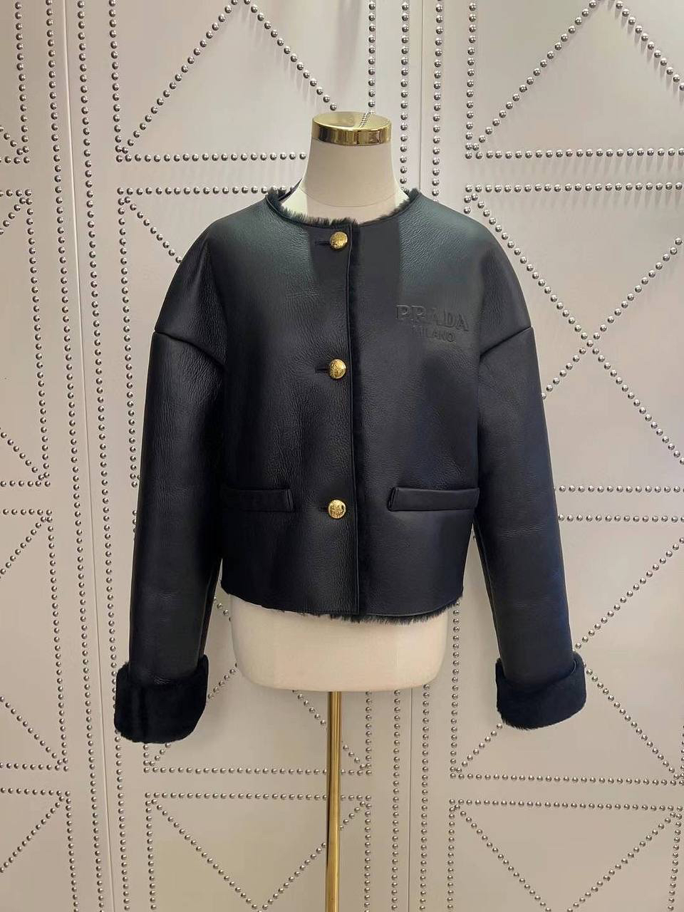 ДУБЛЕНКА PRADA детальное фото