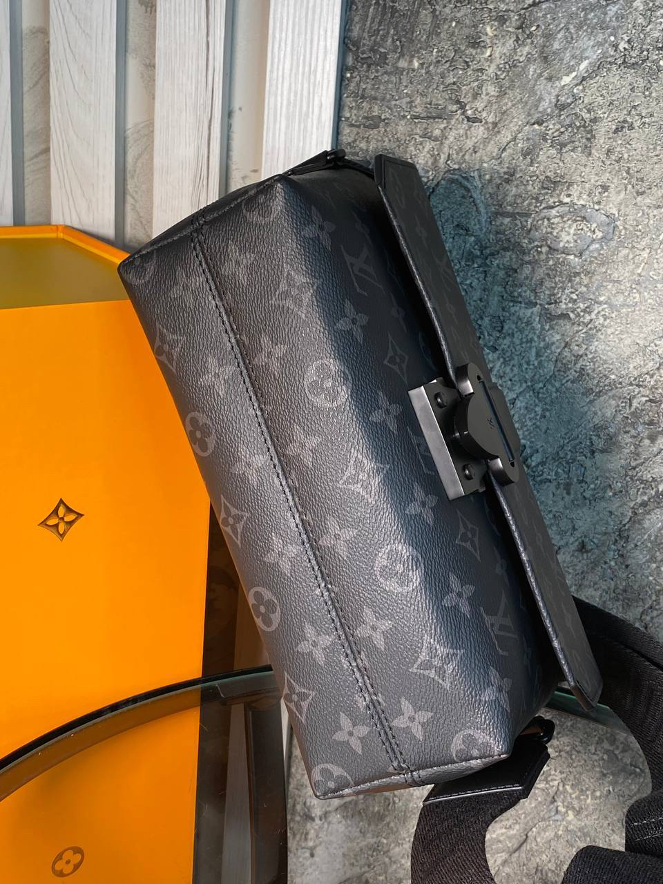 МУЖСКАЯ СУМКА МЕССЕНДЖЕР LOUIS VUITTON детальное фото