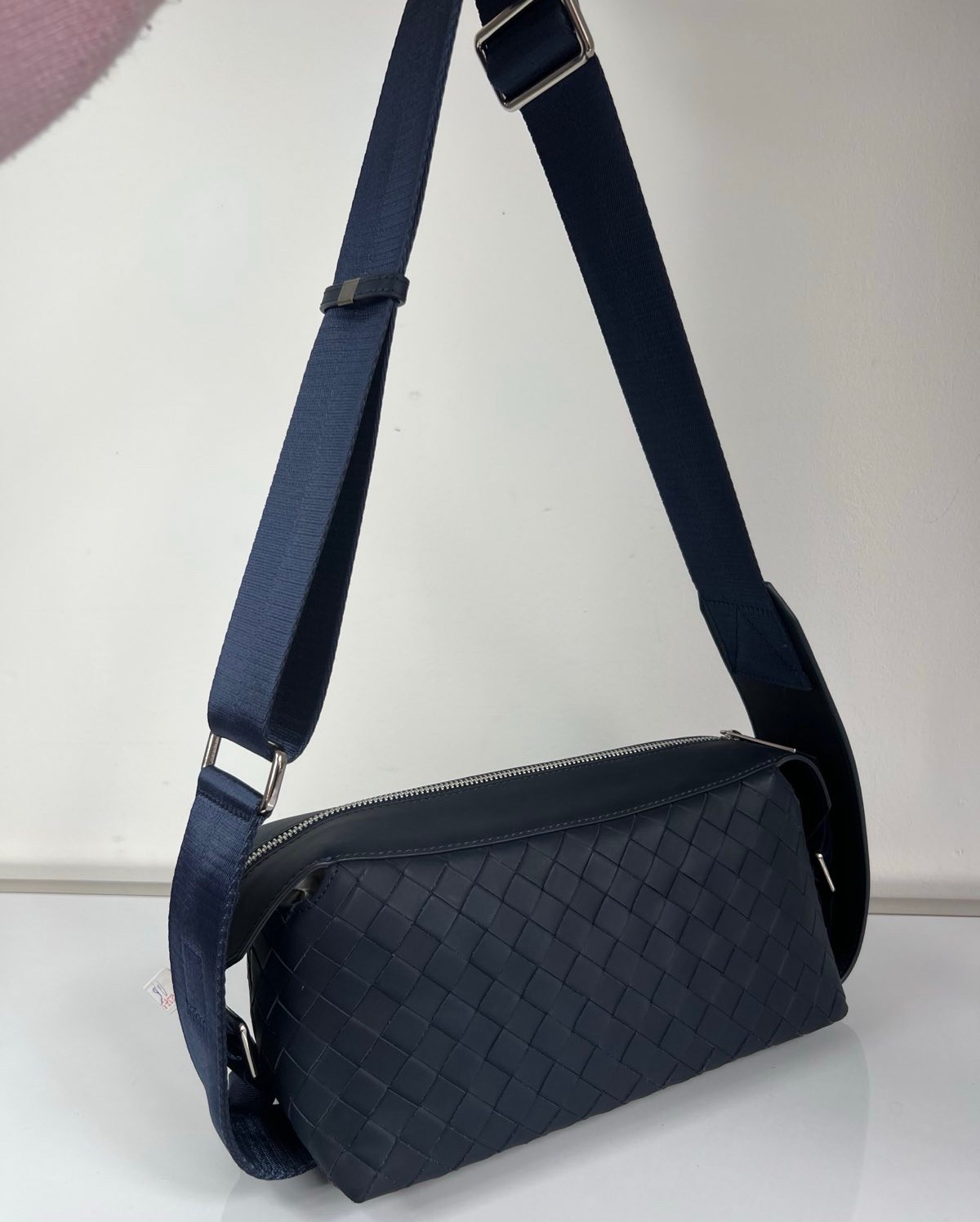 МУЖСКАЯ СУМКА СЛИНГ BOTTEGA VENETA детальное фото