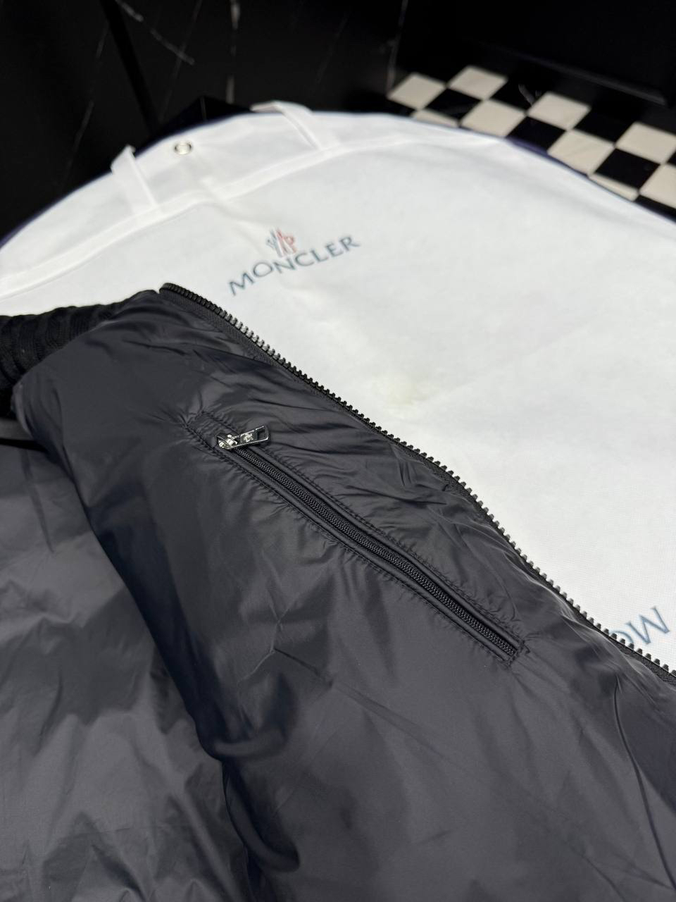 МУЖСКОЙ ПУХОВИК MONCLER детальное фото