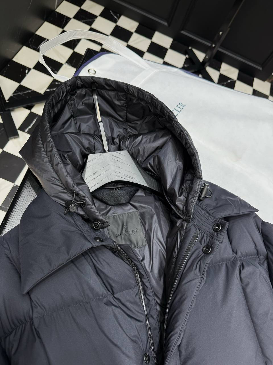 МУЖСКОЙ ПУХОВИК MONCLER детальное фото