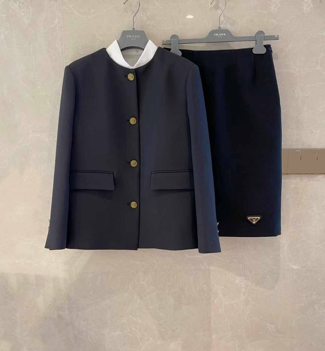 КОСТЮМ PRADA детальное фото