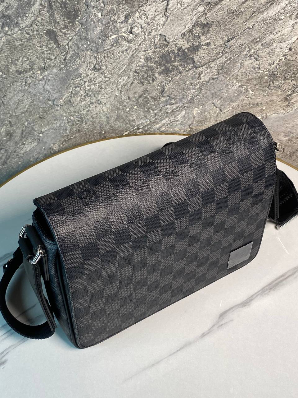 МУЖСКАЯ СУМКА МЕССЕНДЖЕР LOUIS VUITTON детальное фото