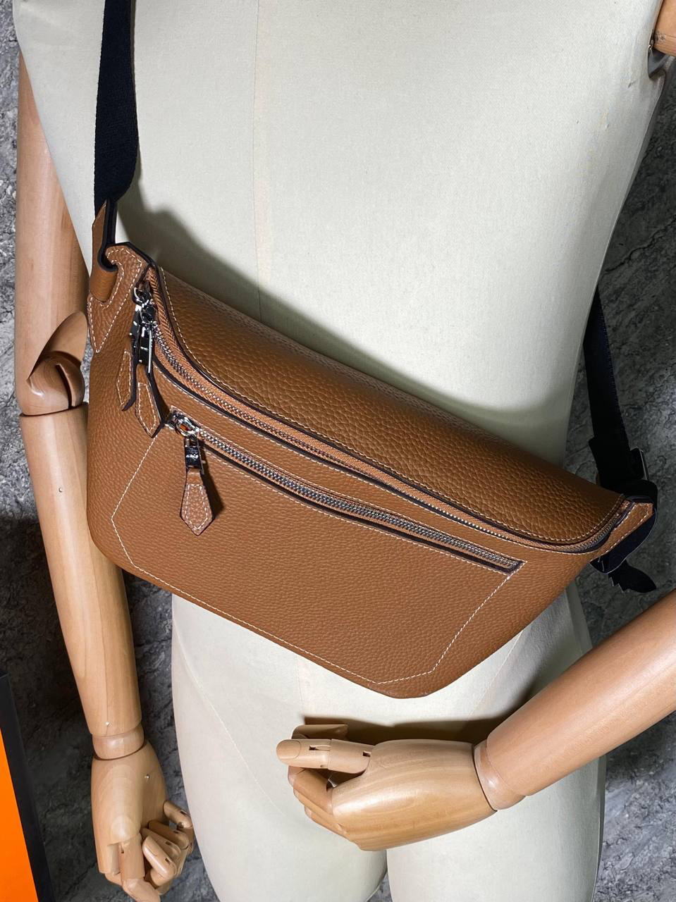 МУЖСКАЯ СУМКА СЛИНГ HERMES детальное фото