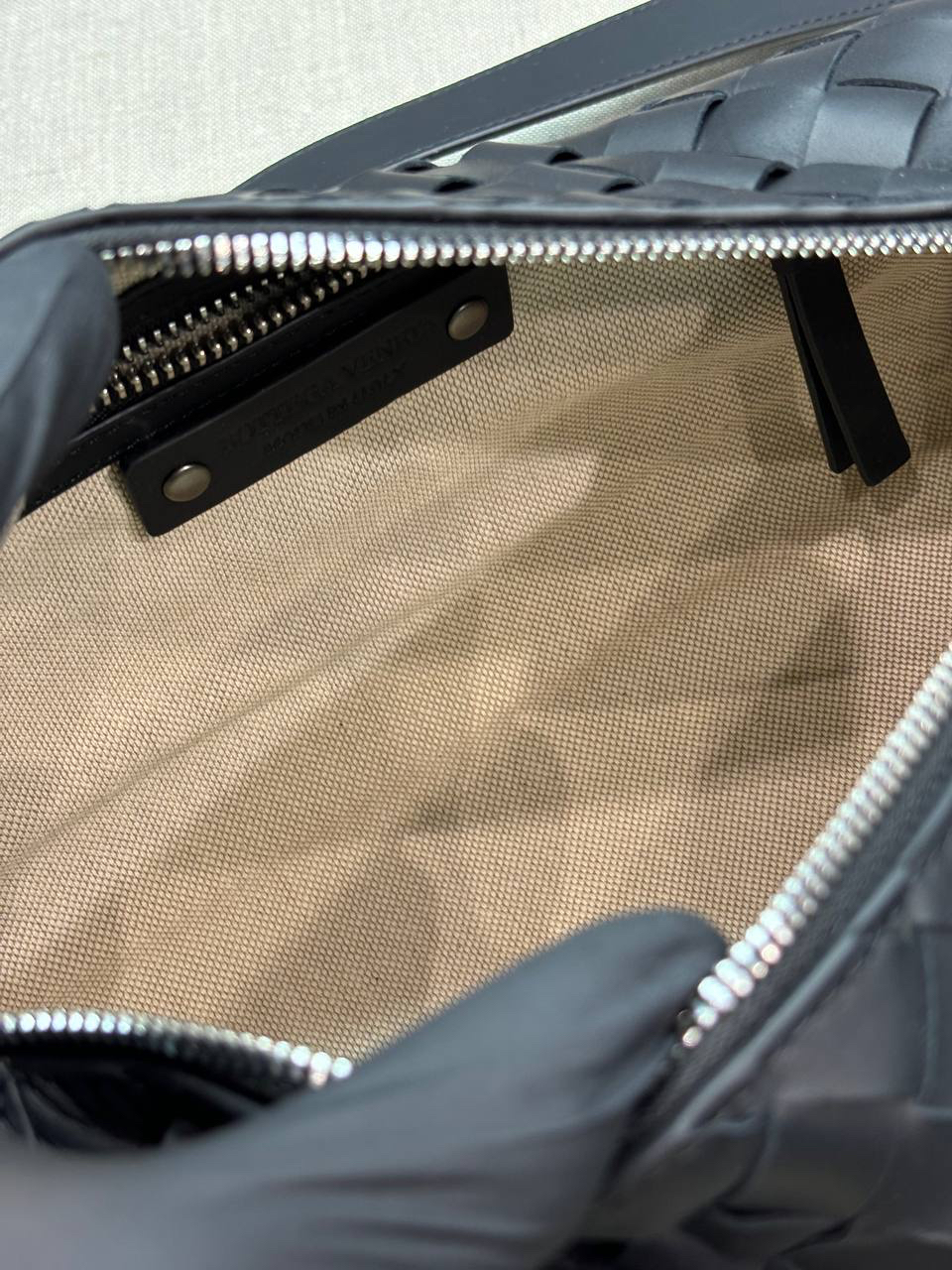 МУЖСКАЯ СУМКА МЕССЕНДЖЕР BOTTEGA VENETA детальное фото