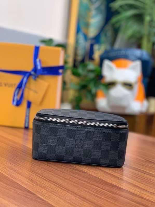 МУЖСКОЙ НЕСЕССЕР КОСМЕТИЧКА LOUIS VUITTON детальное фото