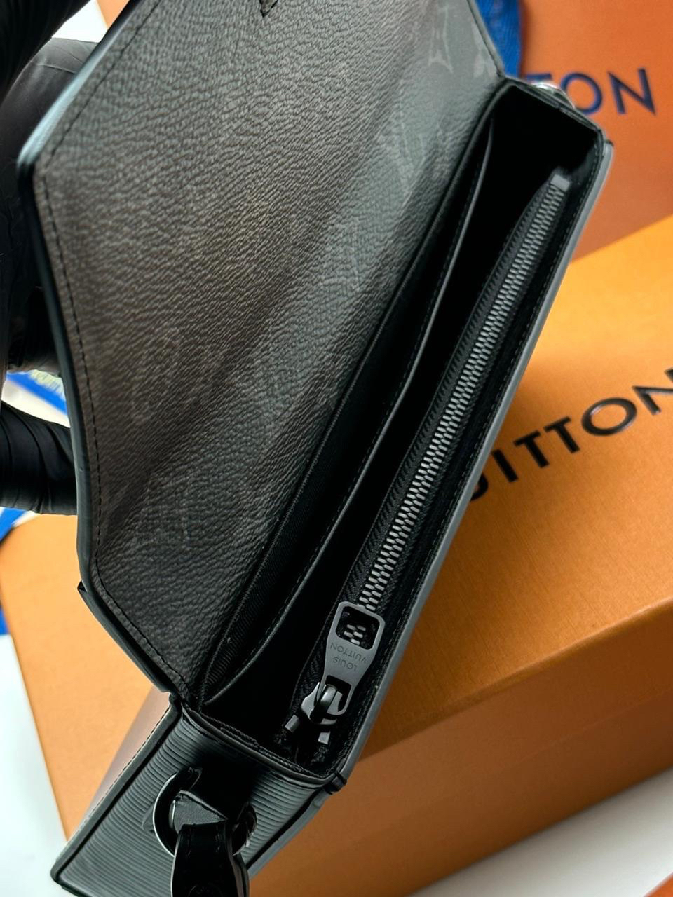 МУЖСКОЙ КЛАТЧ LOUIS VUITTON детальное фото