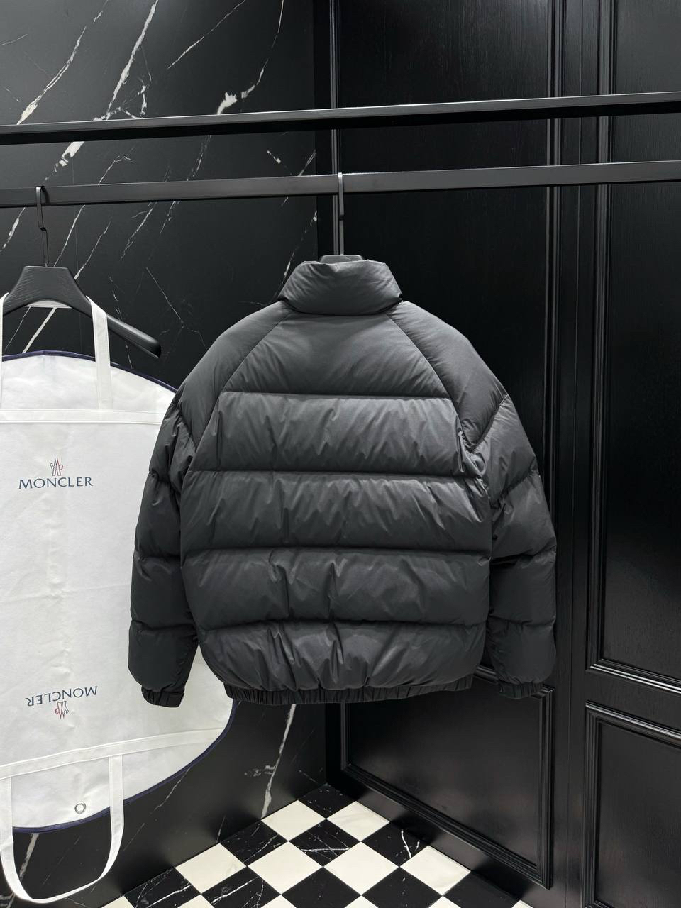 МУЖСКОЙ ПУХОВИК MONCLER детальное фото