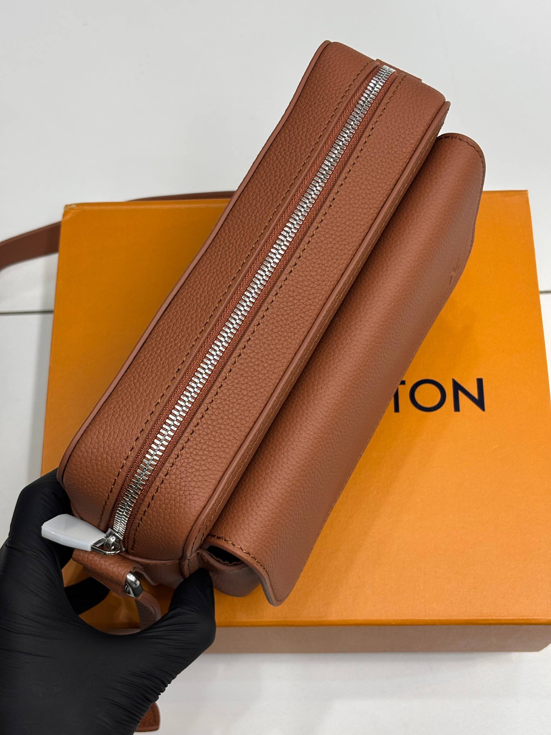 МУЖСКАЯ СУМКА МЕССЕНДЖЕР LOUIS VUITTON детальное фото