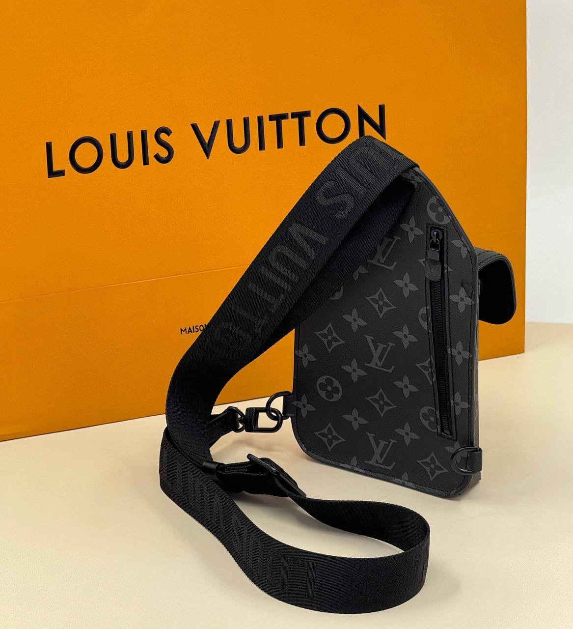 МУЖСКАЯ СУМКА СЛИНГ LOUIS VUITTON детальное фото
