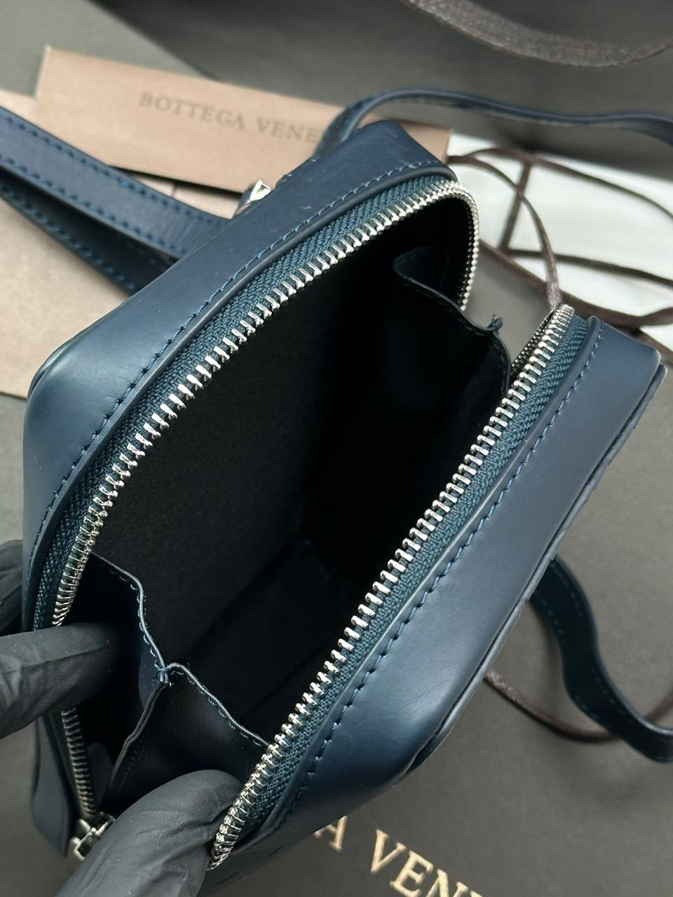 МУЖСКАЯ СУМКА МЕССЕНДЖЕР BOTTEGA VENETA детальное фото