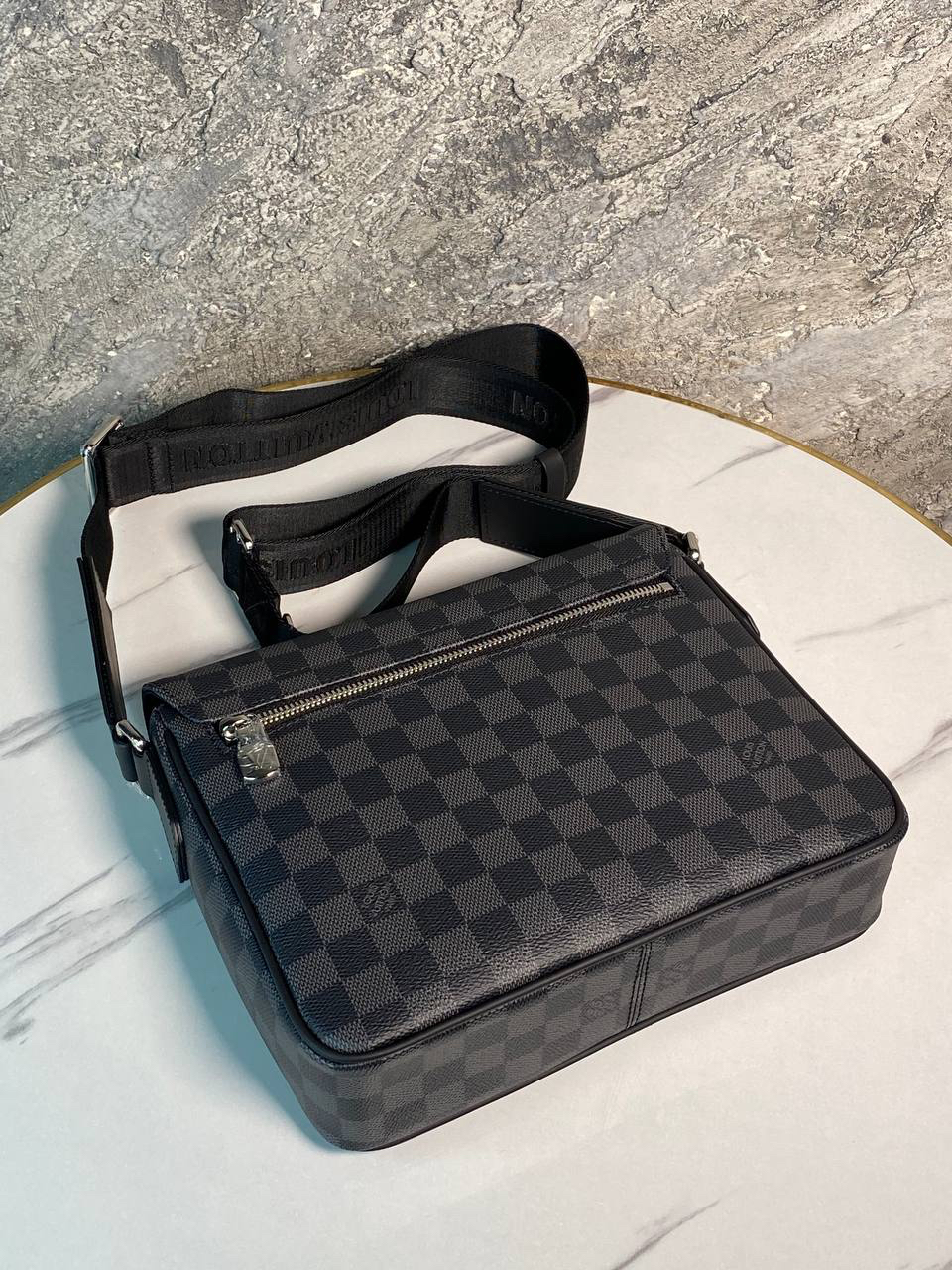 МУЖСКАЯ СУМКА МЕССЕНДЖЕР LOUIS VUITTON детальное фото