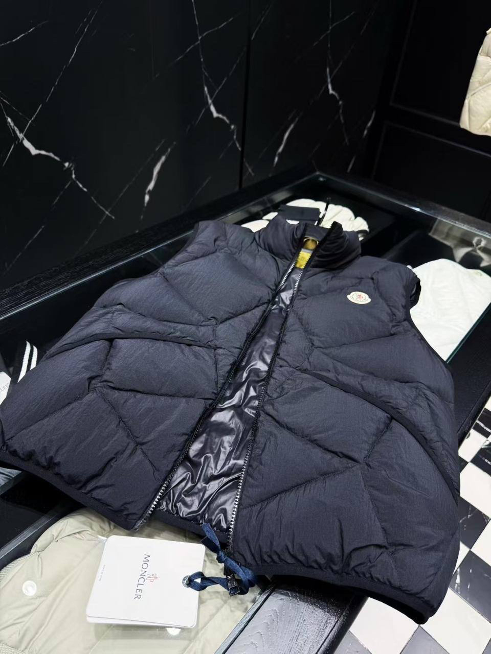 МУЖСКОЙ ЖИЛЕТ MONCLER детальное фото
