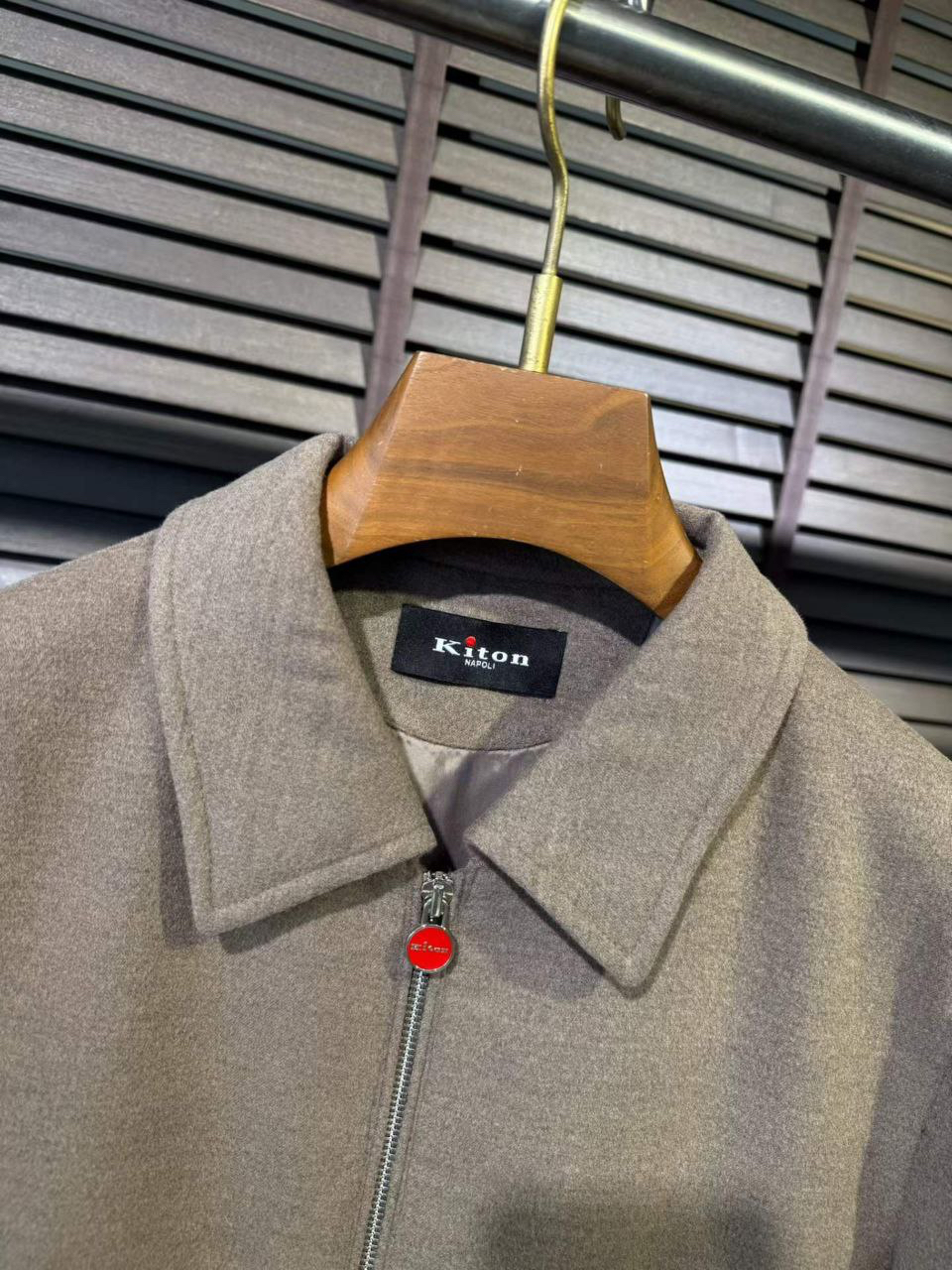 МУЖСКАЯ КУРТКА KITON детальное фото