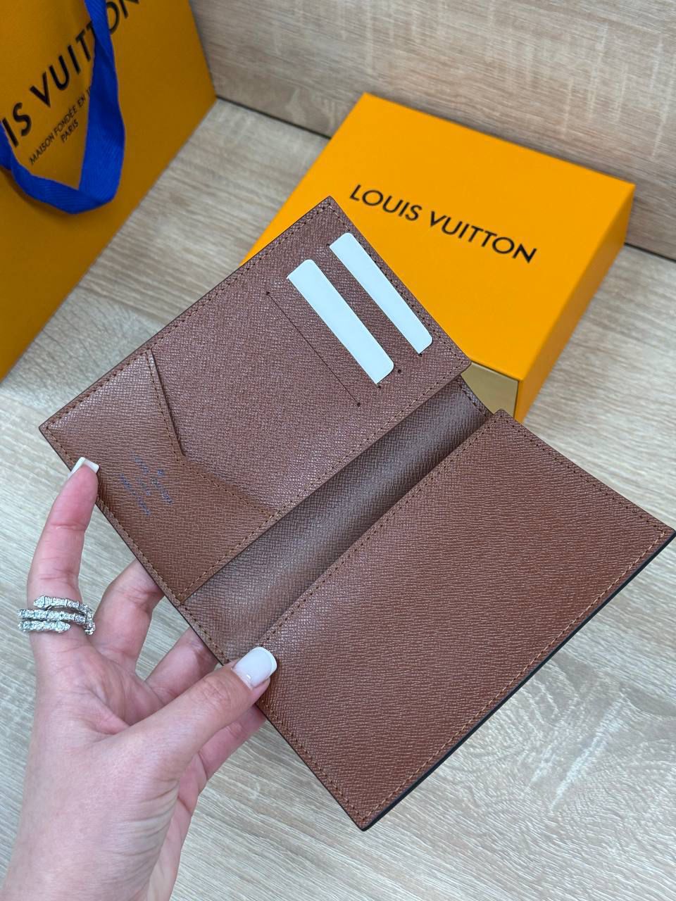 ОБЛОЖКА НА ПАСПОРТ LOUIS VUITTON детальное фото
