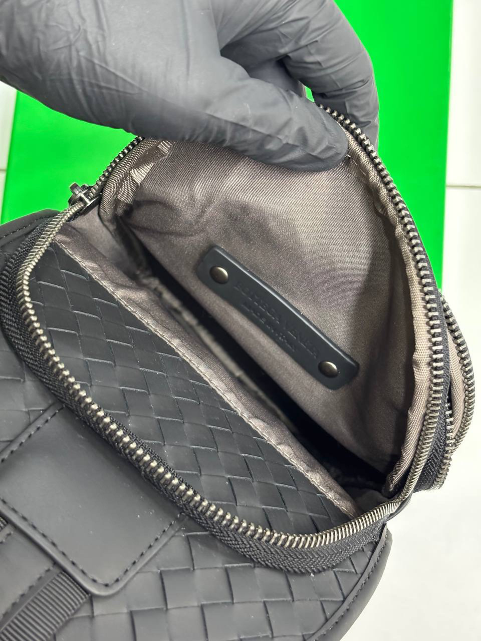 МУЖСКАЯ СУМКА СЛИНГ BOTTEGA VENETA детальное фото