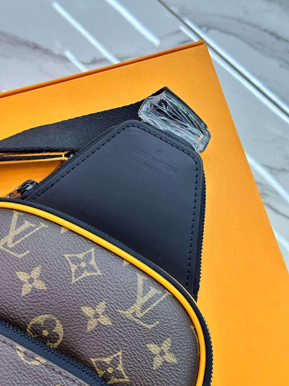 МУЖСКАЯ СУМКА СЛИНГ LOUIS VUITTON детальное фото