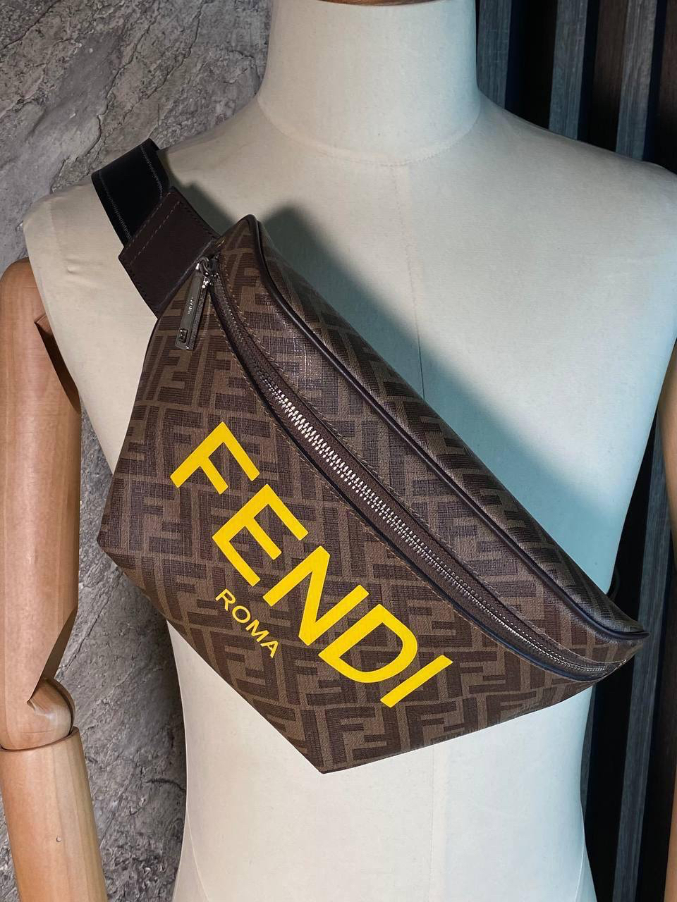 МУЖСКАЯ СУМКА СЛИНГ FENDI детальное фото