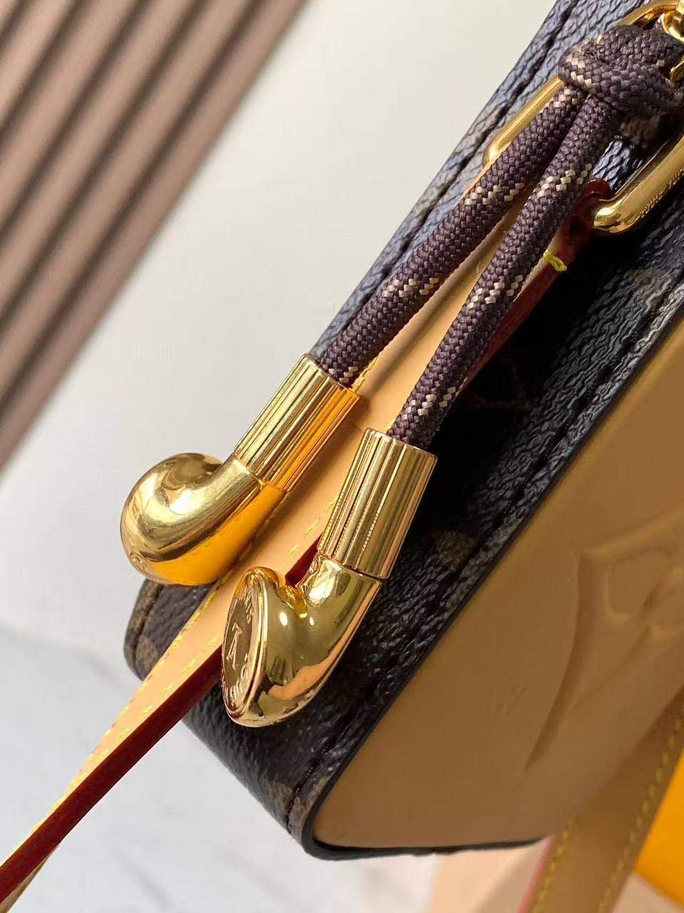 СУМКА LOUIS VUITTON детальное фото