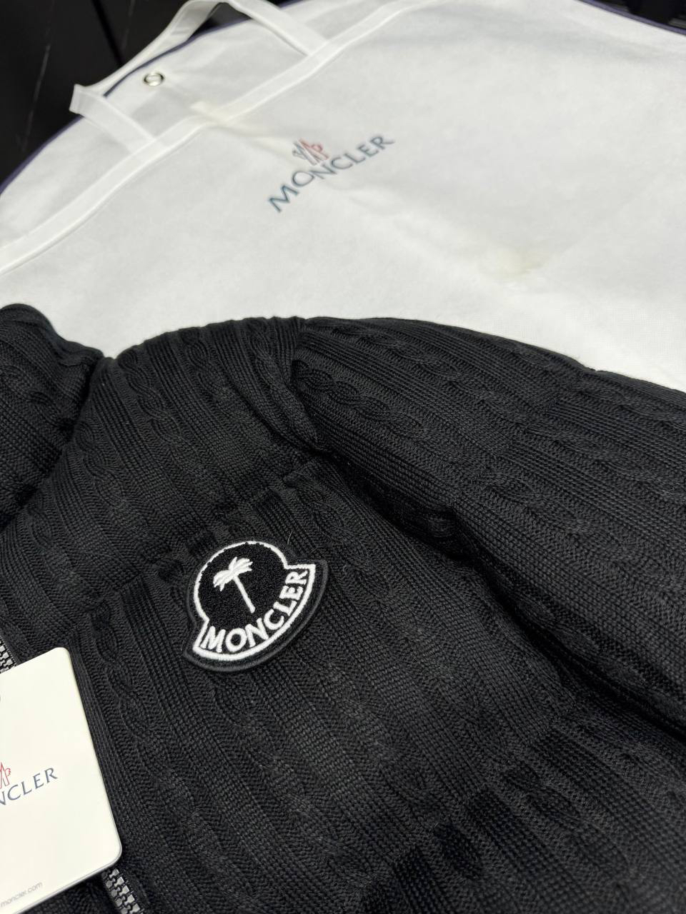 МУЖСКОЙ ПУХОВИК MONCLER детальное фото