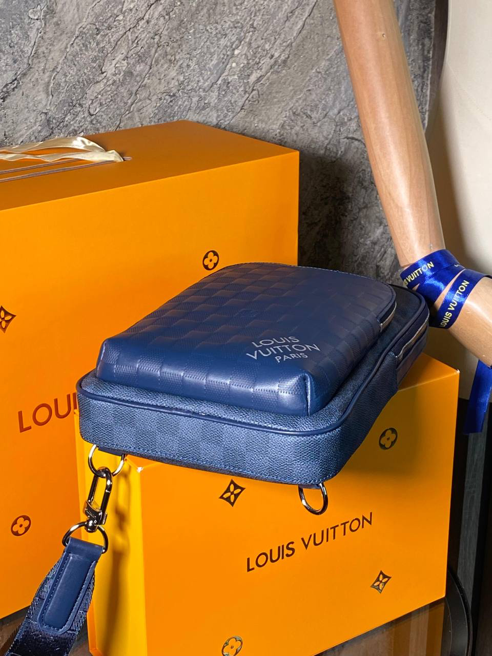 МУЖСКАЯ СУМКА СЛИНГ LOUIS VUITTON детальное фото