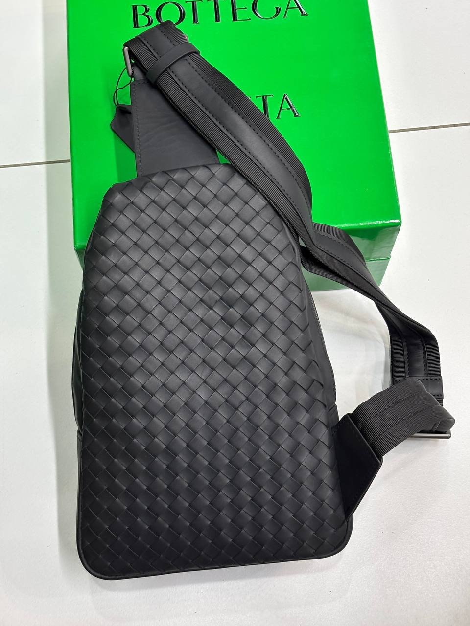 МУЖСКАЯ СУМКА СЛИНГ BOTTEGA VENETA детальное фото