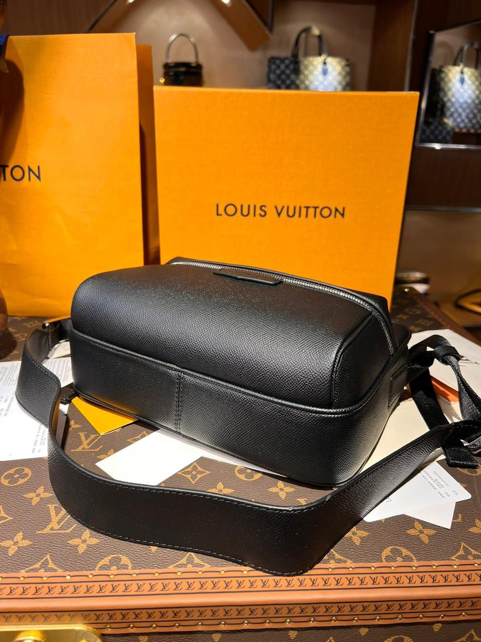 МУЖСКАЯ СУМКА МЕССЕНДЖЕР LOUIS VUITTON детальное фото