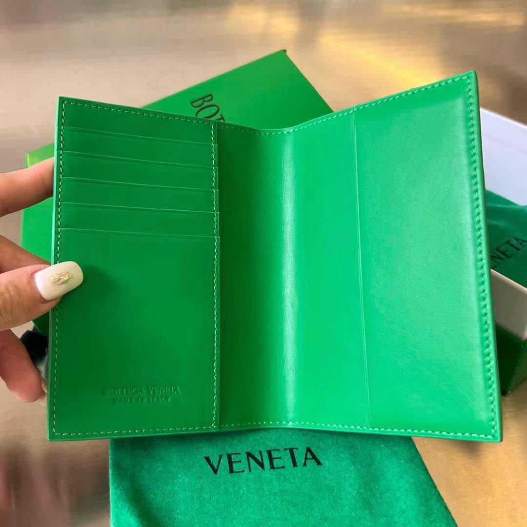 МУЖСКАЯ ОБЛОЖКА НА ПАСПОРТ BOTTEGA VENETA детальное фото