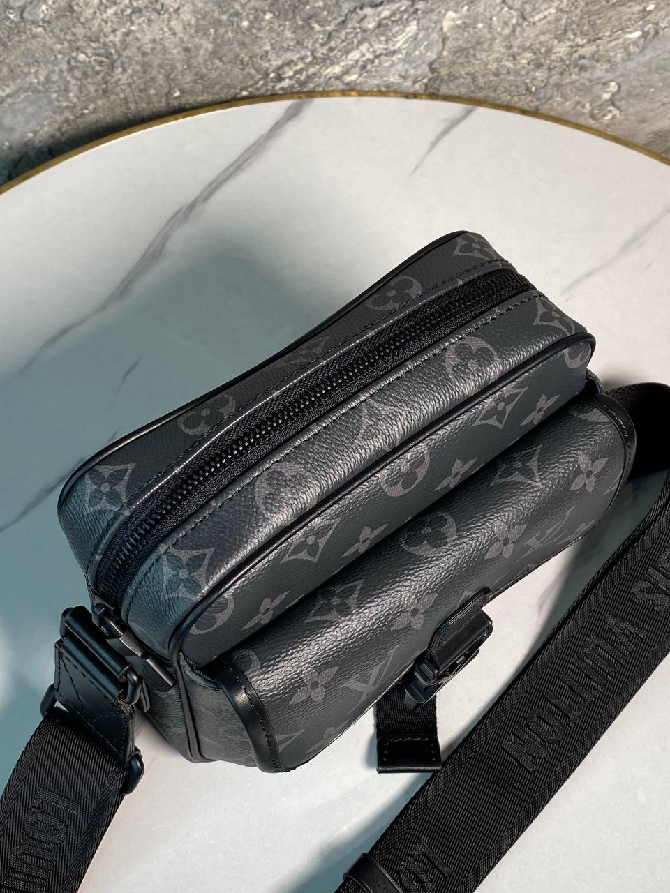 МУЖСКАЯ СУМКА МЕССЕНДЖЕР LOUIS VUITTON детальное фото