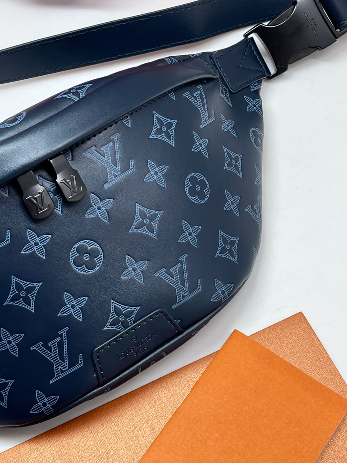 МУЖСКАЯ СУМКА СЛИНГ LOUIS VUITTON детальное фото