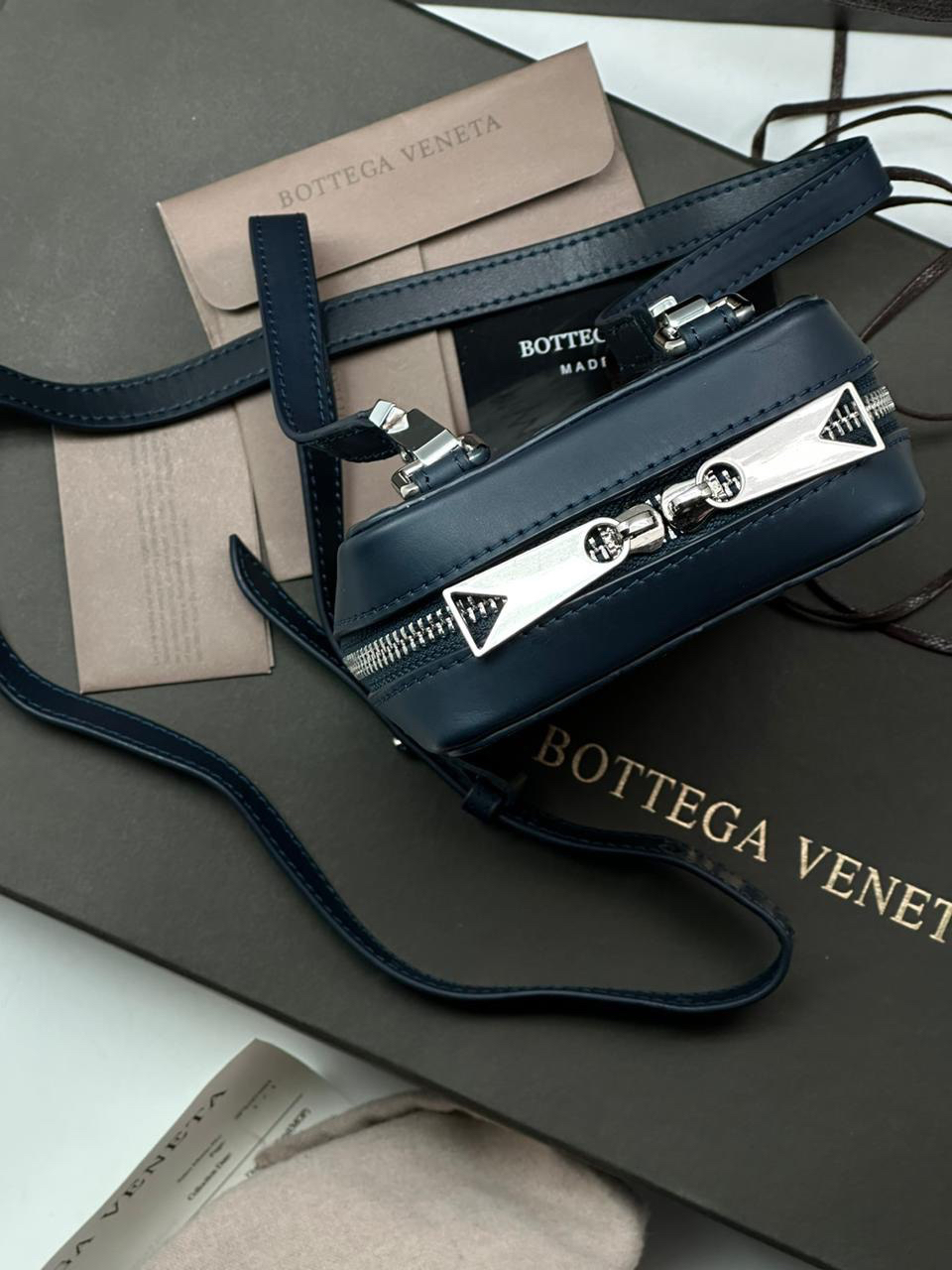 МУЖСКАЯ СУМКА МЕССЕНДЖЕР BOTTEGA VENETA детальное фото